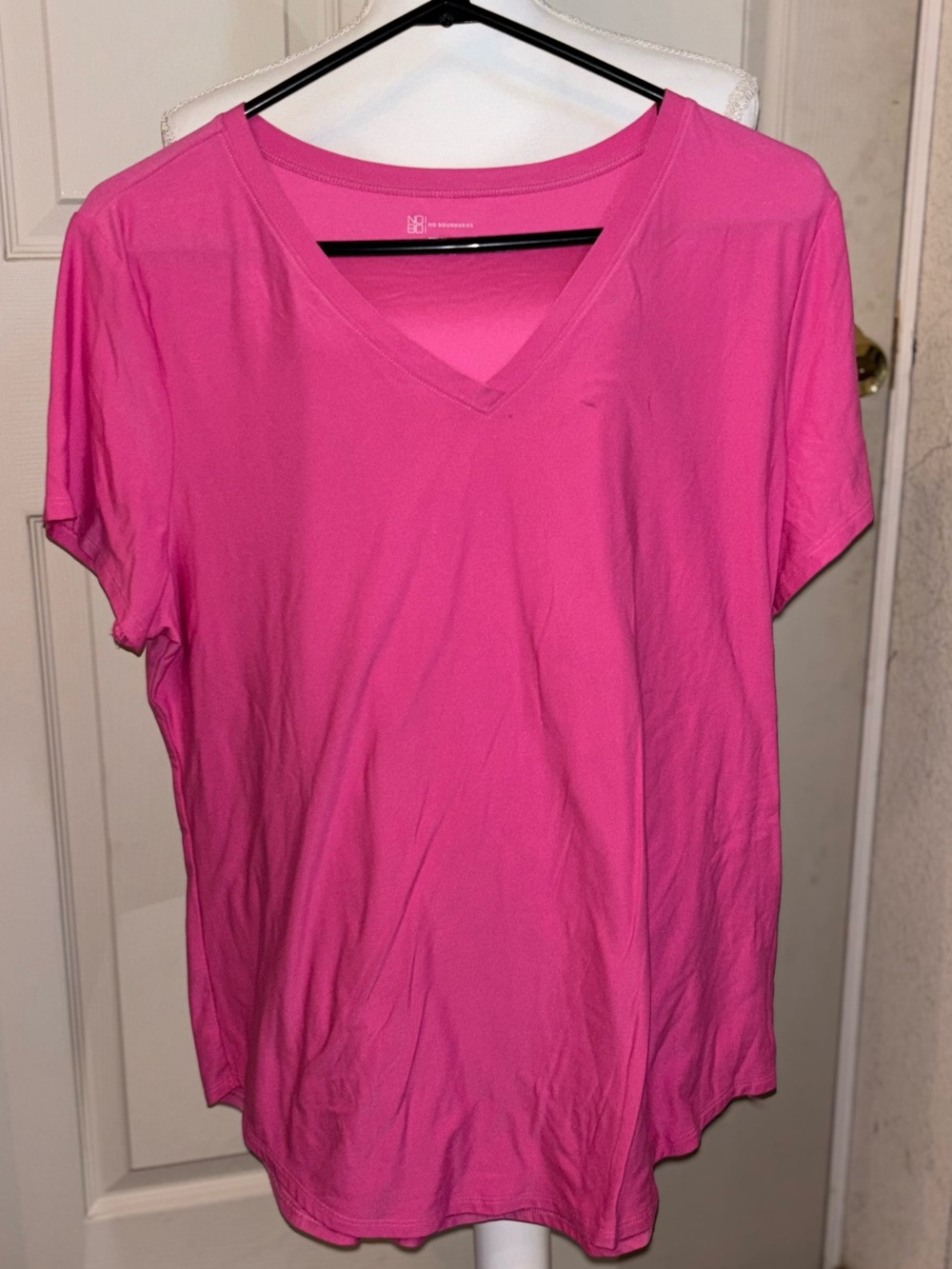 No Boundaries Hot Pink V‑Neck Short Sleeve Tee